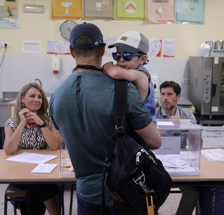 Ambiente electoral en los colegios de Sevilla durante la jornada del 23J
