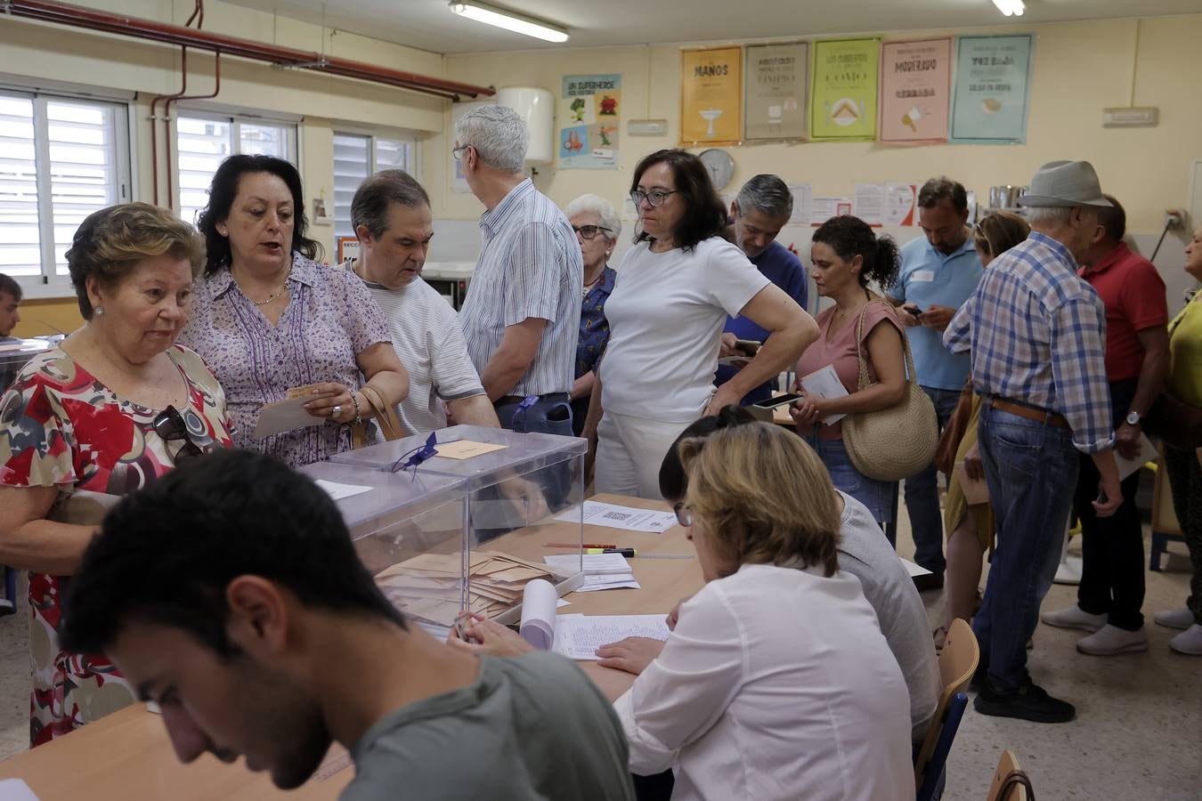 Ambiente electoral en los colegios de Sevilla durante la jornada del 23J