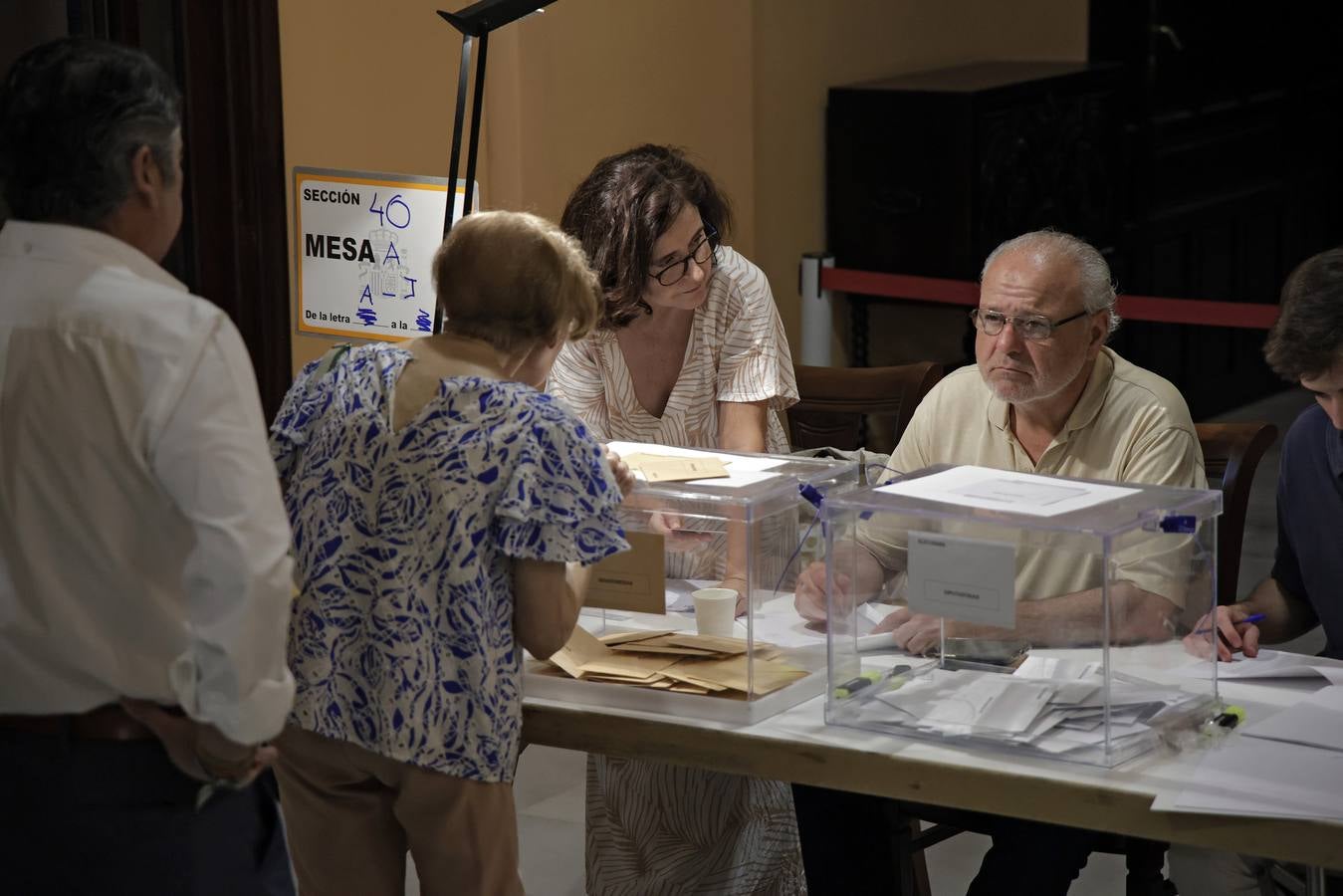 Ambiente electoral en los colegios de Sevilla durante la jornada del 23J