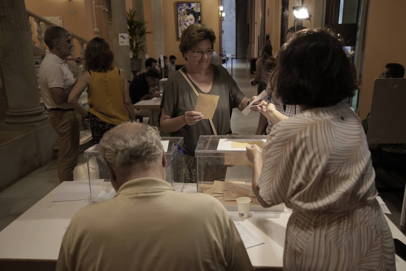 Ambiente electoral en los colegios de Sevilla durante la jornada del 23J