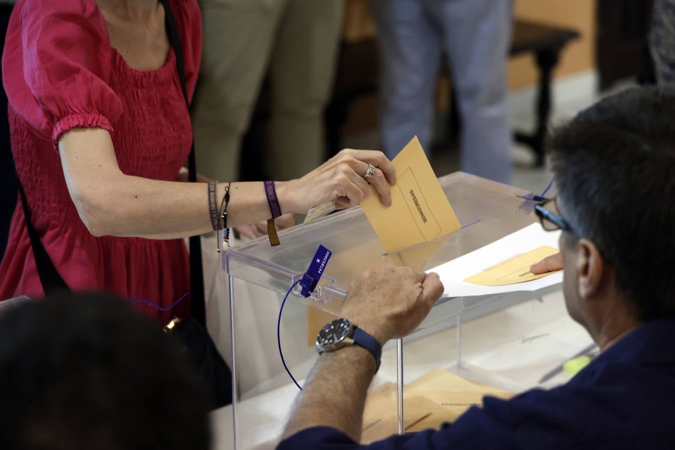 Ambiente electoral en los colegios de Sevilla durante la jornada del 23J