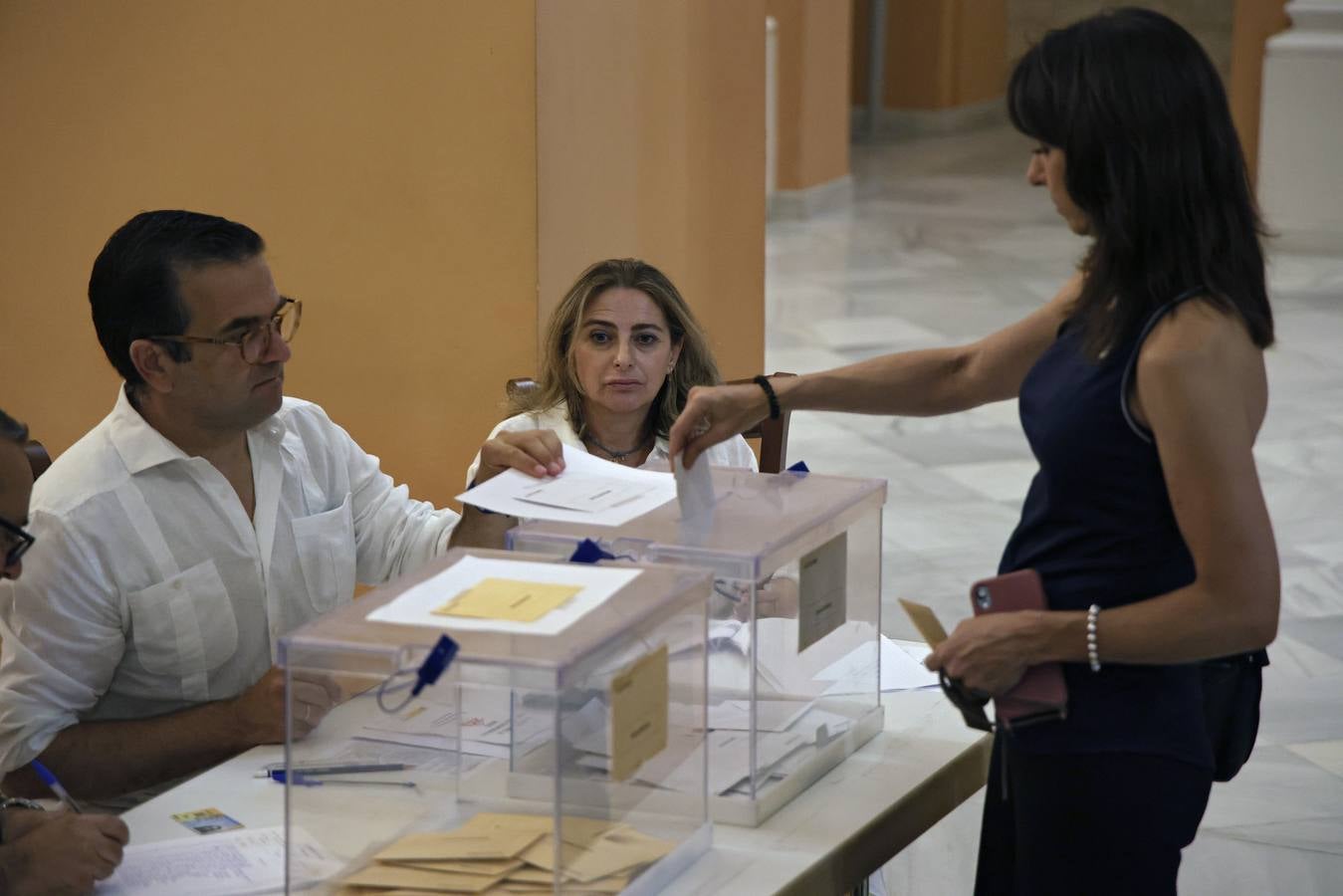 Ambiente electoral en los colegios de Sevilla durante la jornada del 23J