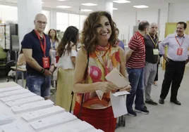 María Jesús Montero, ministra de Hacienda, vota en Sevilla: «En estas elecciones generales se está eligiendo el modelo de sociedad que queremos para el futuro»