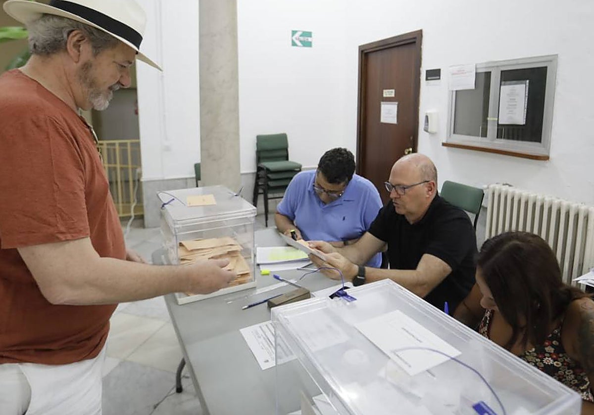 El que fuera entrenador del Real Betis Pepe Mel, en una mesa electoral en el conservatorio «Cristóbal de Morales» de Sevilla