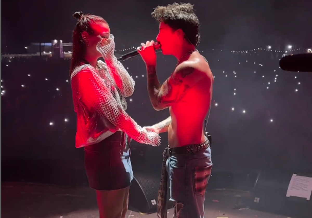 Momento en el que Álvaro de Luna subió a Laura Escanes al escenario para dedicarle su canción 'Todo contigo'