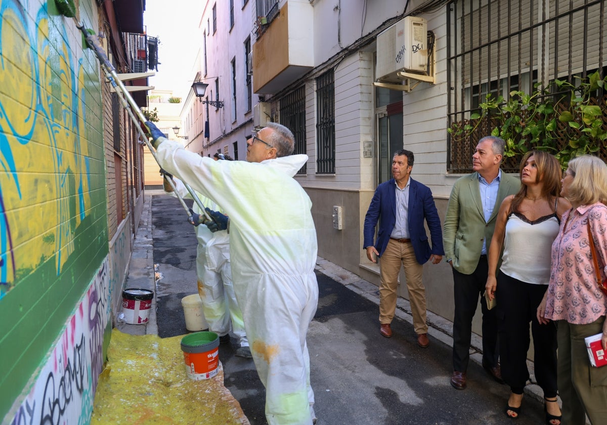 El alcalde visitando la calle Vascongadas