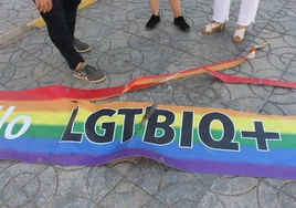El Ayuntamiento de Espartinas condena el «destrozo» de una lona arcoíris LGTBI