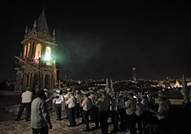 En imágenes, las luminarias iluminan el final de las fiestas de Santa Ana en Sevilla