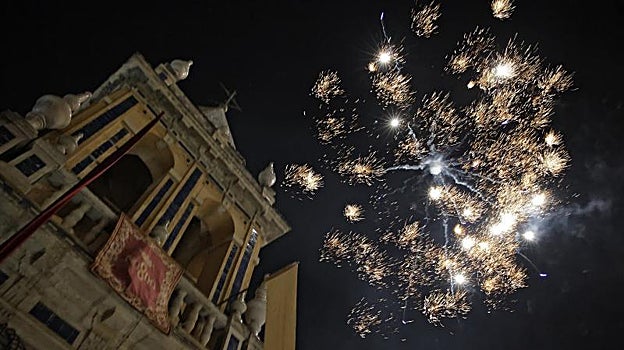 Los fuegos artificiales y la torre de Santa Ana