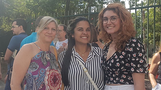 Teresa Benítez, Lucelia Bloedor y Ana Belén Martín esperando para entrar al casting