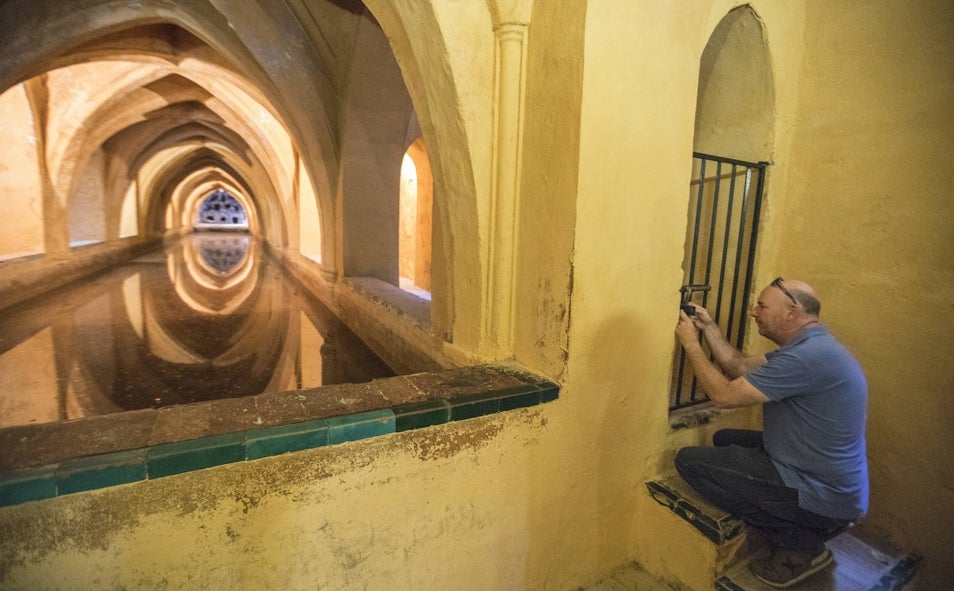 Imagen principal - El Patio del Crucero tapa un antiguo jardín almohade rehundido que tenía una alberca -hoy baños de María de Padilla-, y que hoy esconde pasadizos ocultos y pinturas al fresco con los doce signos del zodíaco