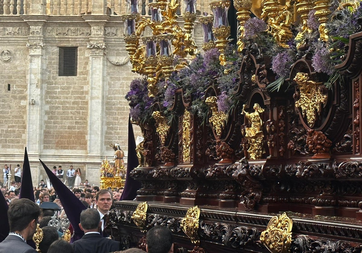 El canasto del paso de la Redención y de fondo, el misterio del Señor del Soberano Poder ante Caifás