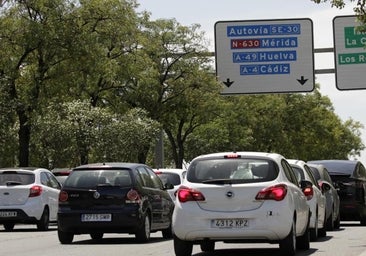 Primeras retenciones de tráfico en la A-4 a la altura de Las Cabezas de San Juan en Sevilla