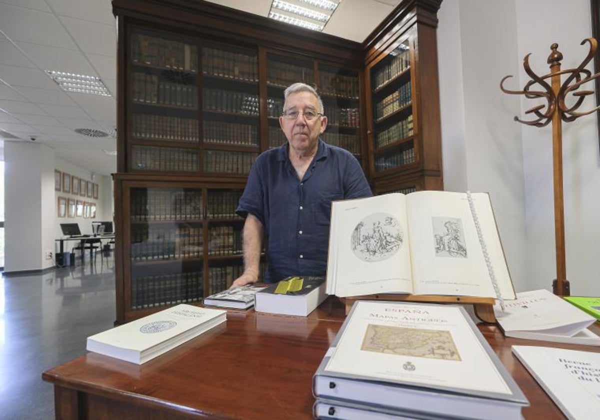 Eduardo Peñalver muestra algunos de los fondos de la biblioteca universitaria