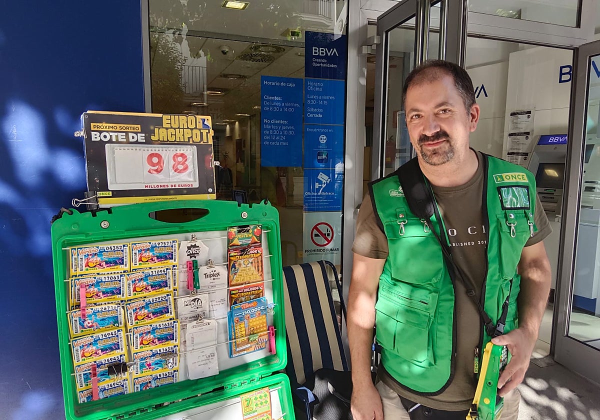Fernando Arraz, vendedor de la ONCE, en su punto de venta en Écija