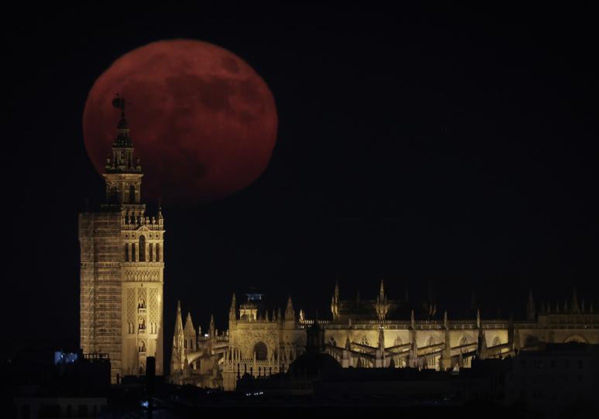 La anterior superluna se produjo el 3 de julio, y fue denominada 'del ciervo'