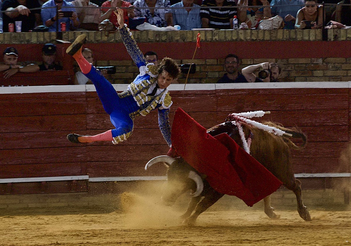 Roca Rey fue nuevamente cogido mientras trataba de interpretar un estatuario