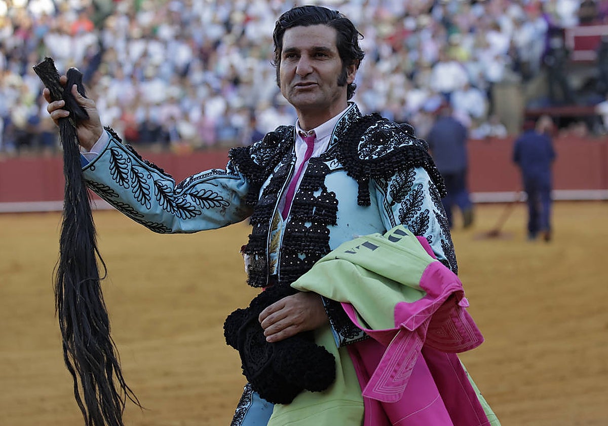Morante de la Puebla, paseando el rabo del toro Ligerito en la pasada Feria de Abril de Sevilla