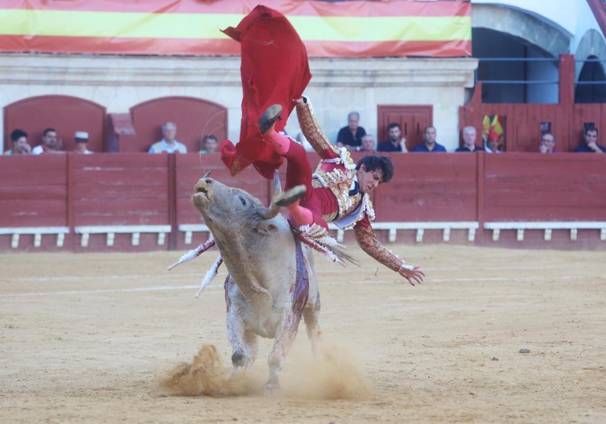 Momento en que Roca Rey fue corneado por el violento animal de Cuvillo
