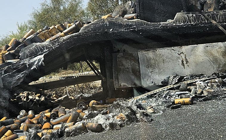 Imagen principal - Estado del camión incendiado en la AP-4 Sevilla-Cádiz