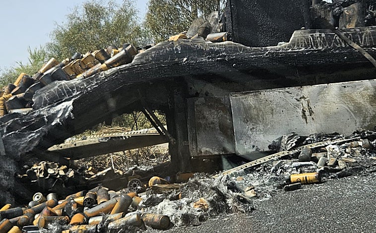 Imagen principal - El incendio de un vehículo provoca retenciones kilométricas en la AP-4 Sevilla-Cádiz