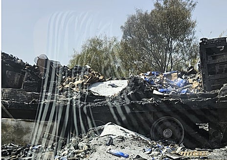 Imagen secundaria 1 - Estado del camión incendiado en la AP-4 Sevilla-Cádiz