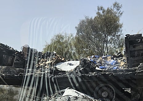 Imagen secundaria 1 - El incendio de un vehículo provoca retenciones kilométricas en la AP-4 Sevilla-Cádiz