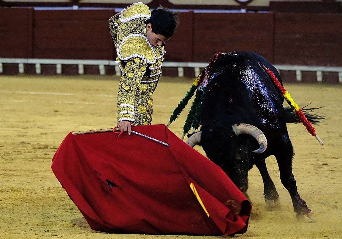 Daniel Crespo, con la muleta en el sexto toro de la tarde