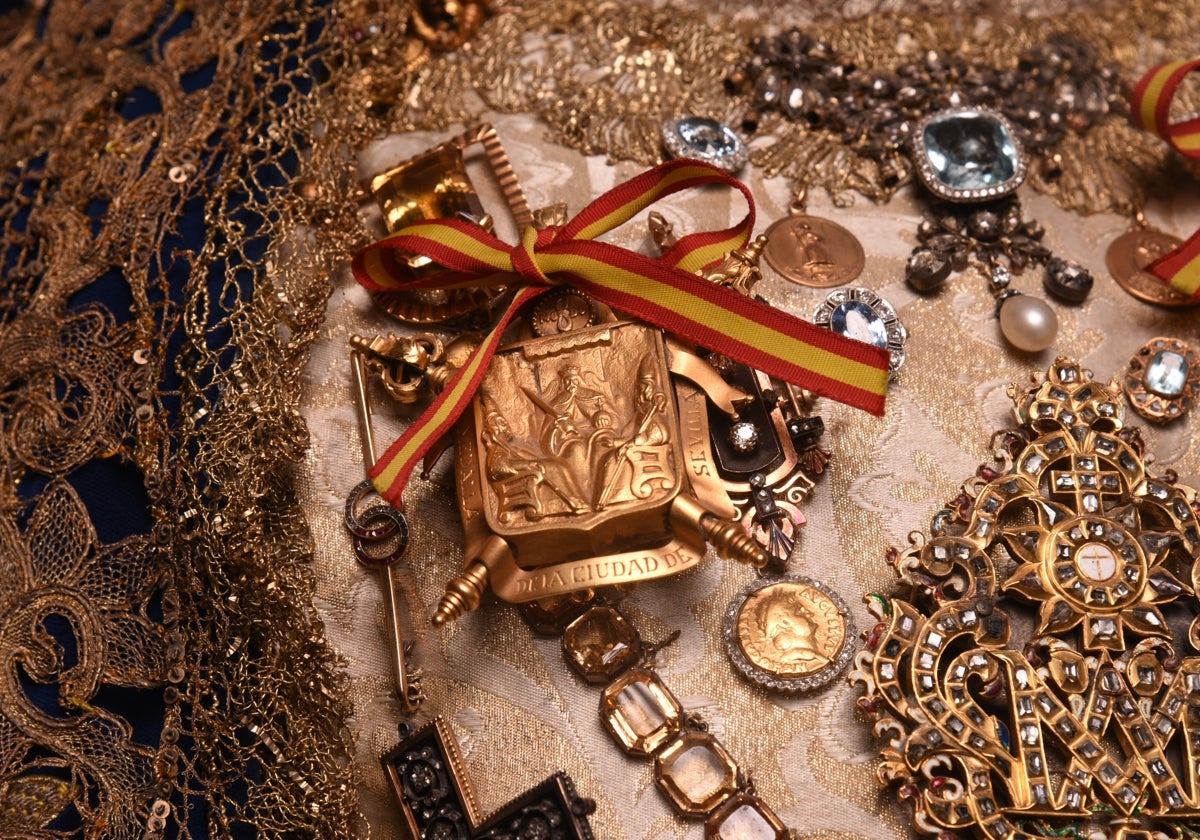 Una medalla de la Virgen de los Reyes