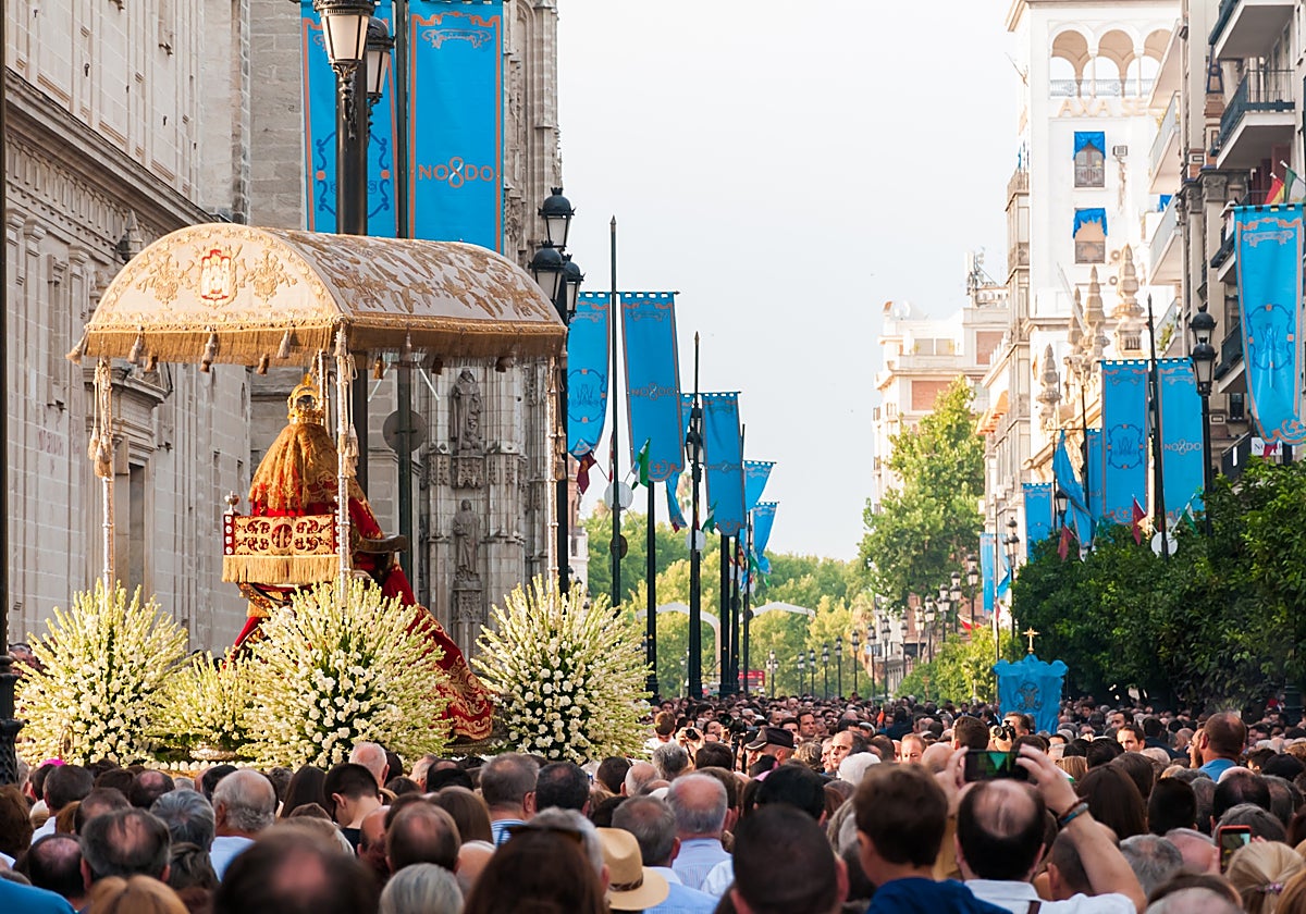 La Virgen de los Reyes por la avda. de la Constitución
