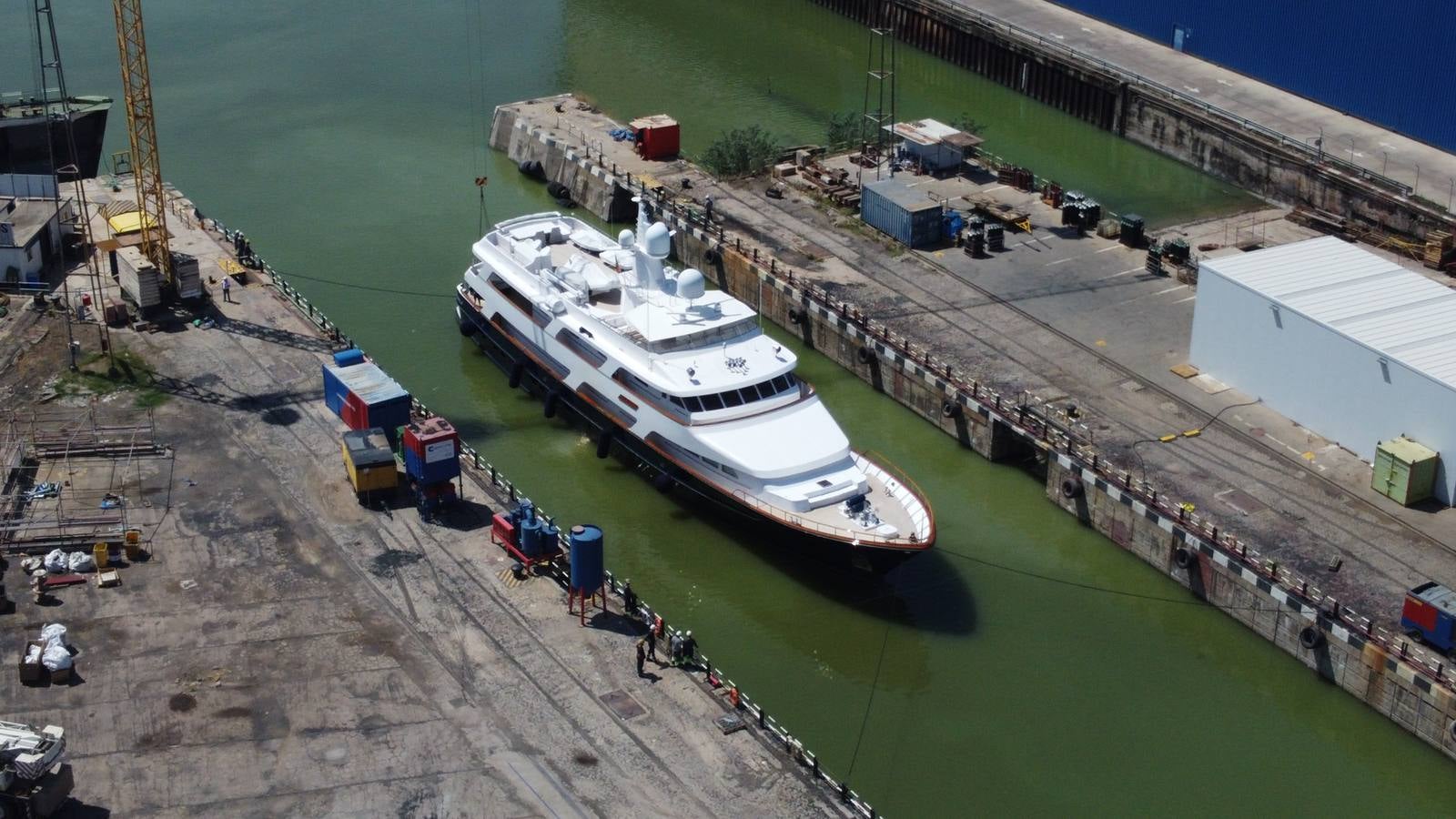 La compañía realiza operaciones de reparación en sus instalaciones del Guadalquivir