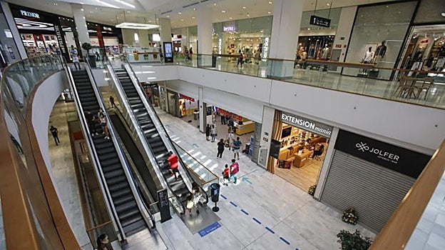 Imagen del interior del Centro Comercial Los Arcos