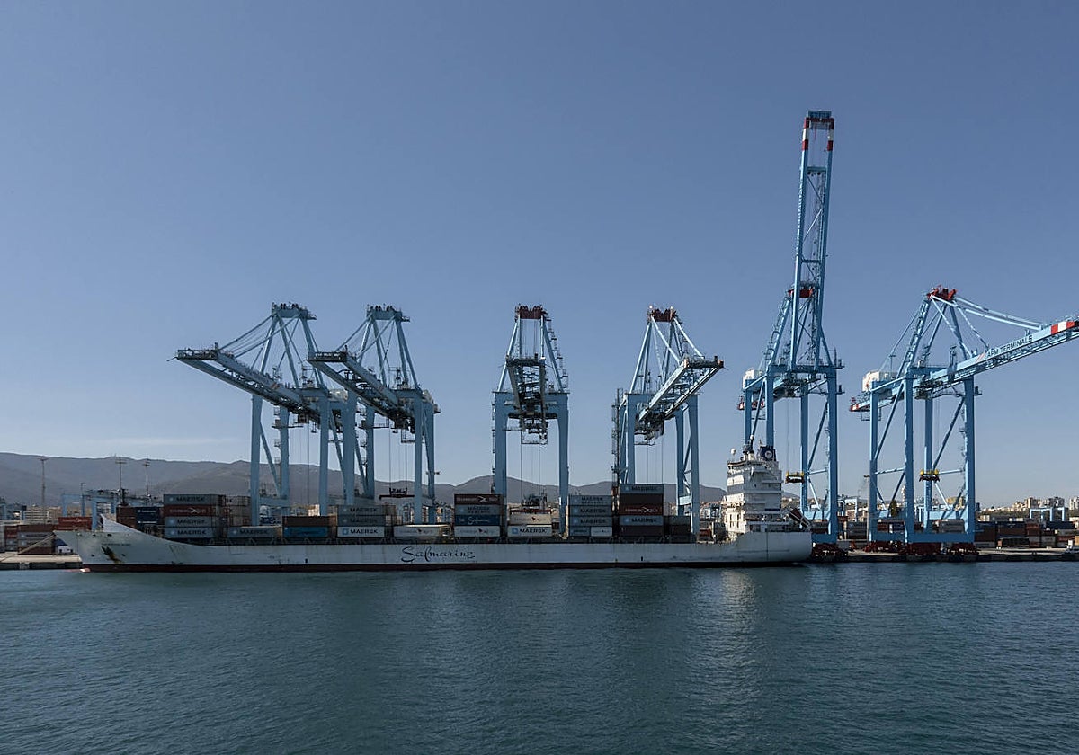 Vista de una embarcación en el puerto de Algeciras (Cádiz)//