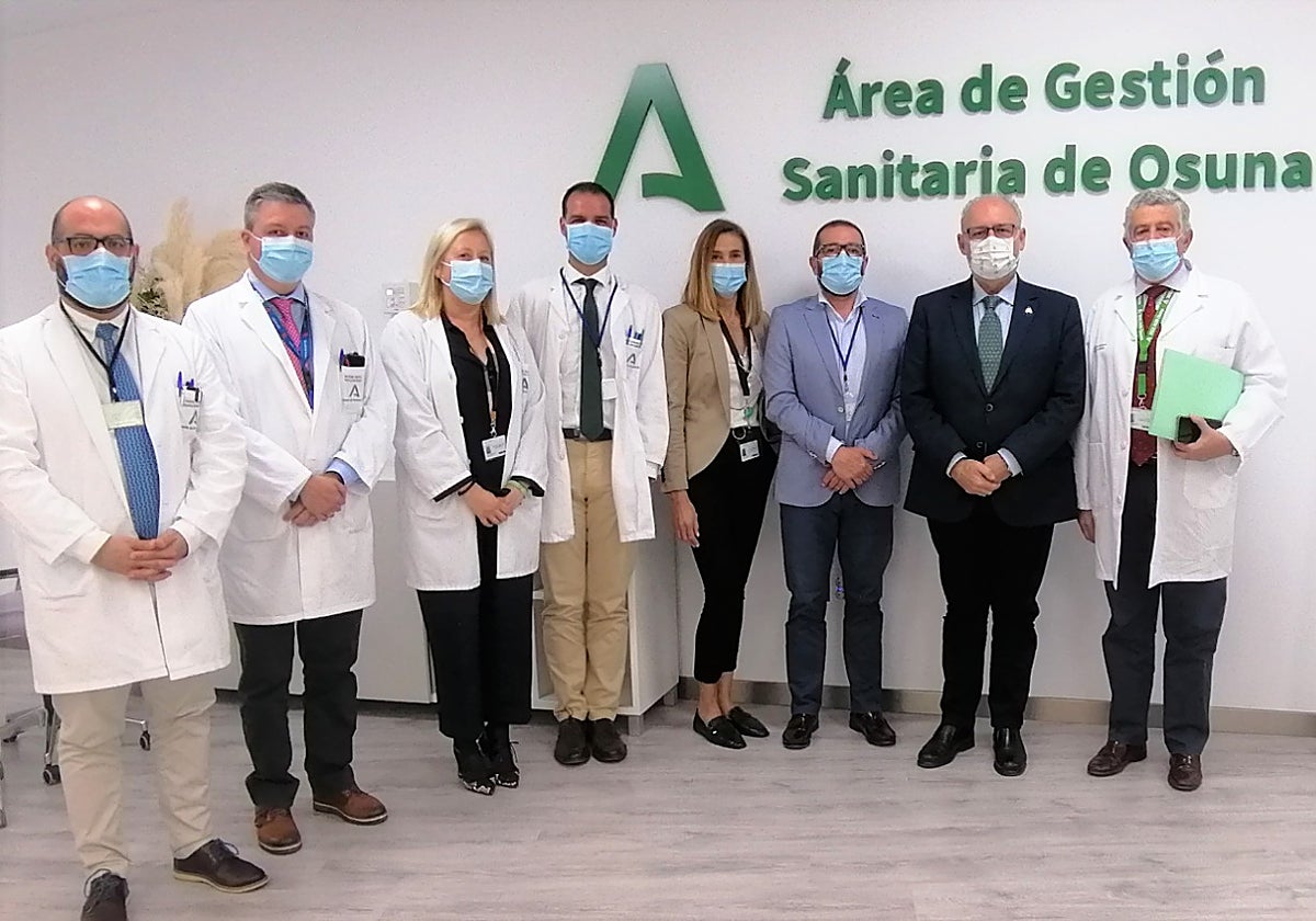 Celso Ortiz, primero por la derecha, junto al viceconsejero de Salud, Miguel Ángel Guzmán, y directivos del Hospital de Osuna