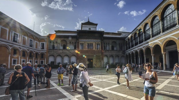 Grupos de turistas en el Real Alcázar