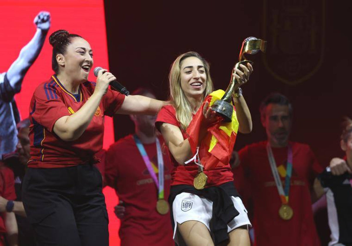 La futbolista Olga Carmona junto a la cantante del grupo Camela, María Ángeles Muñoz