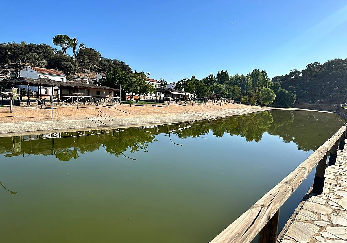 Estado actual de la playa fluvial de San Nicolás del Puerto, con aguas verdosas