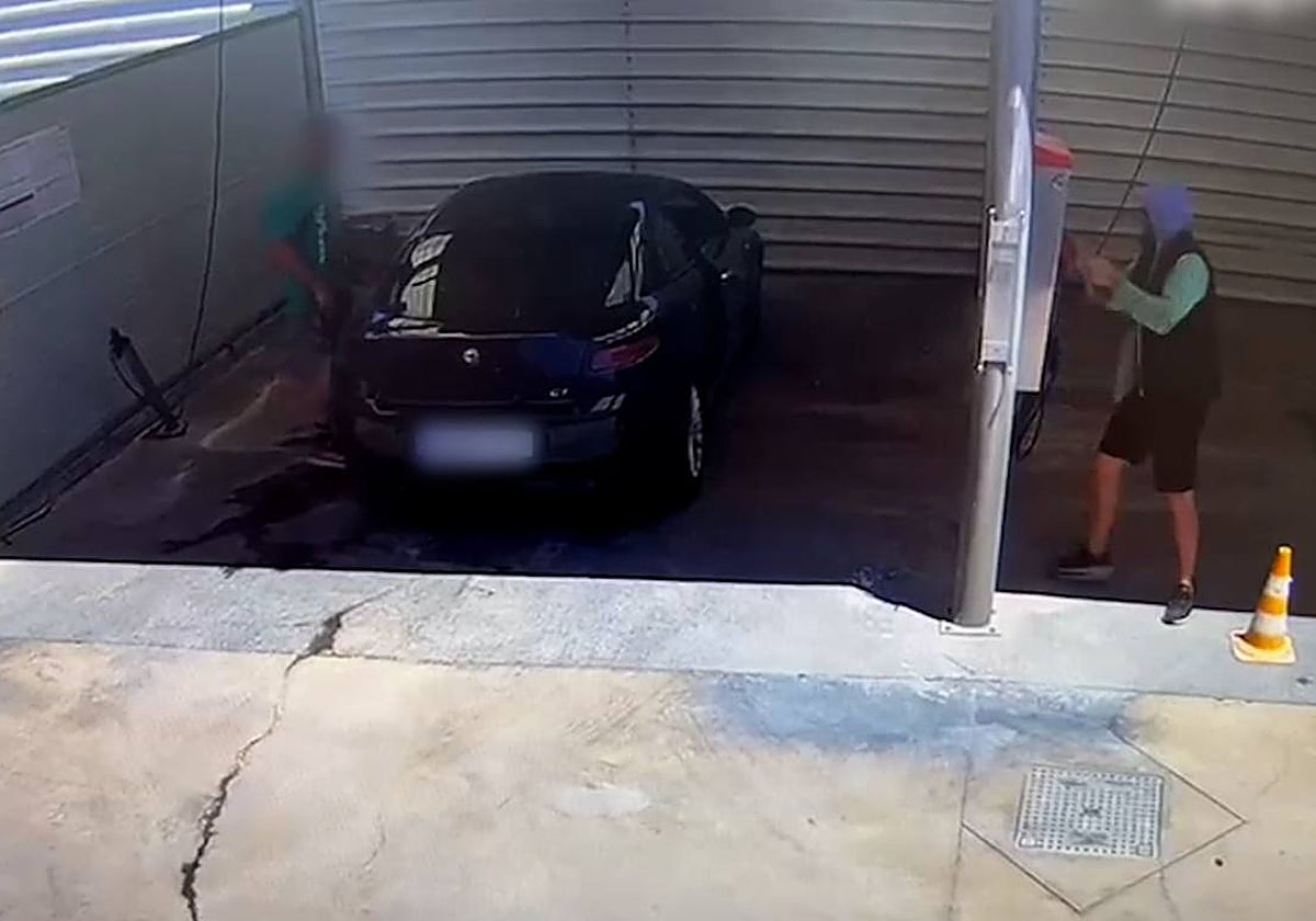 Los dos presuntos ladrones actuando en un lavadero de coche