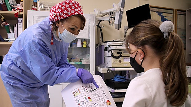 Personal del Hospital Virgen Macarena y una paciente con TEA