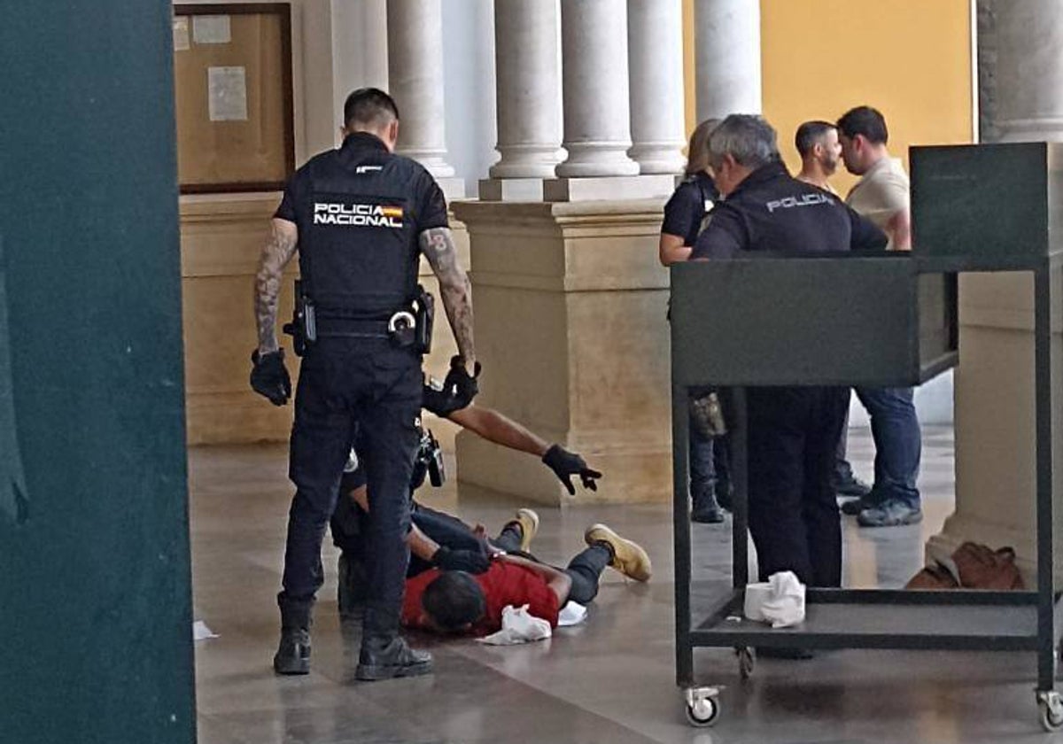 Los agentes rodean y retienen al individuo en el atrio de la basílica