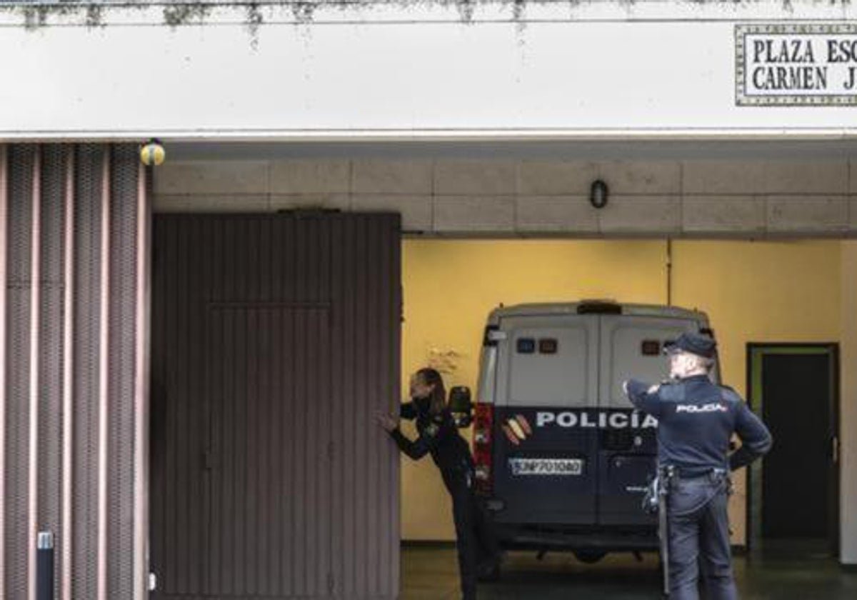 Imagen de archivo de un furgón de la Policía Nacional entrando en los juzgados de Dos Hermanas