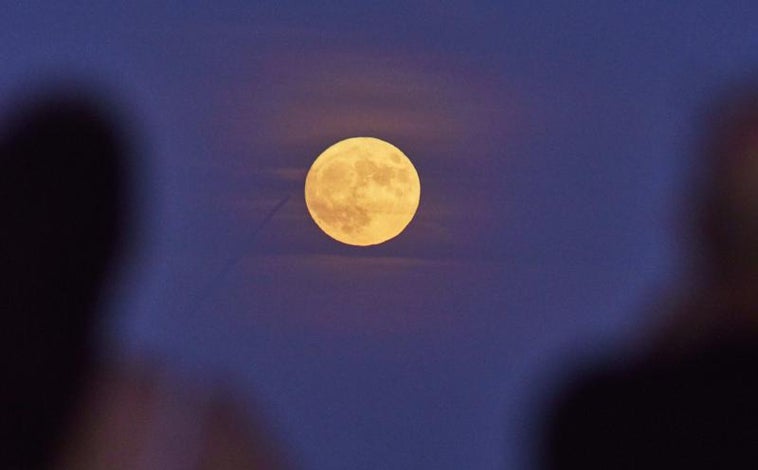 Imagen principal - Secuencia del 'objeto' que cruzó la superluna la pasada noche 