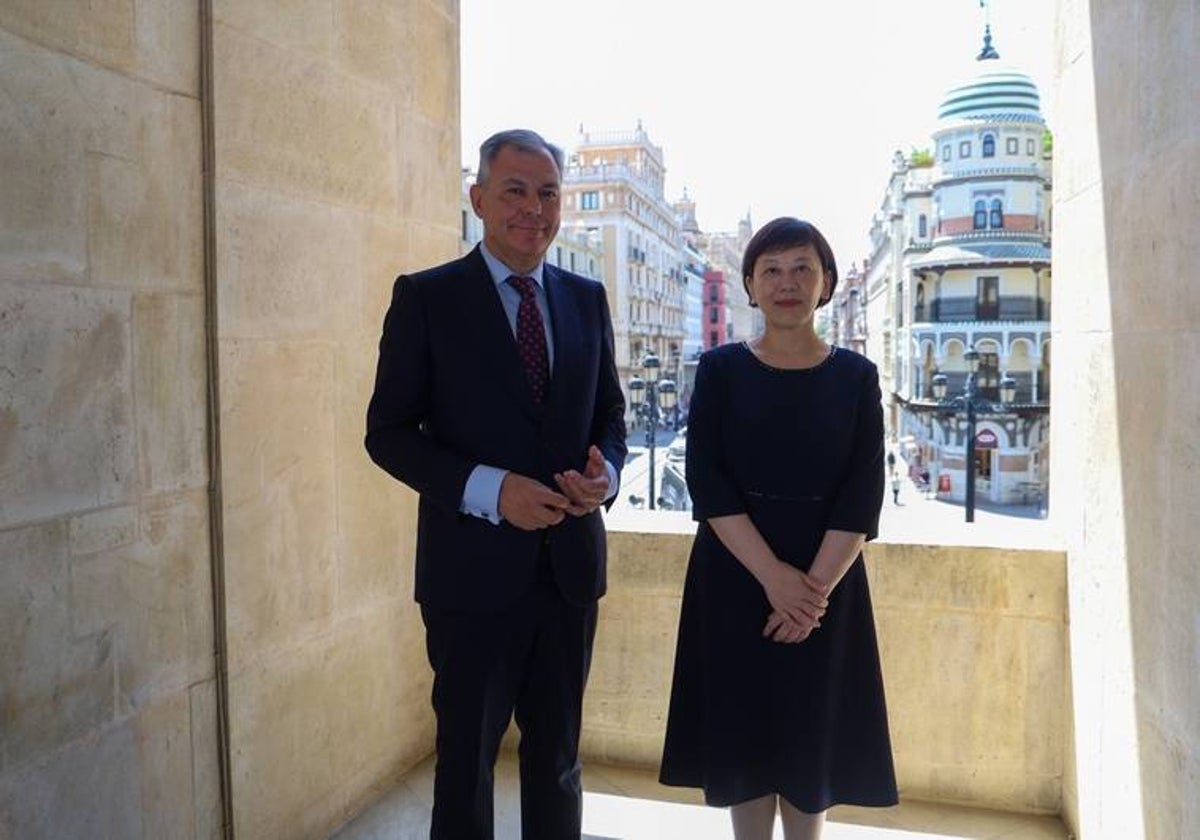 El alcalde de Sevilla junto a la vicealcaldesa de Pekín en una visita reciente