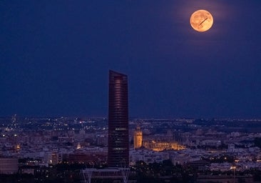 En imágenes, la belleza de la Súperluna azul en Sevilla