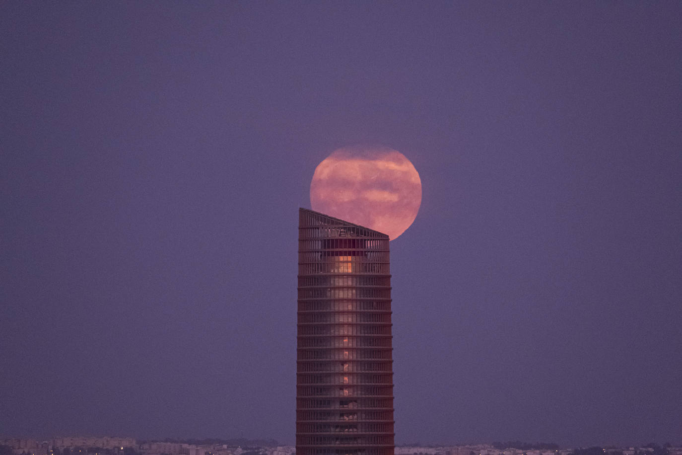 En imágenes, la belleza de la Súperluna azul en Sevilla