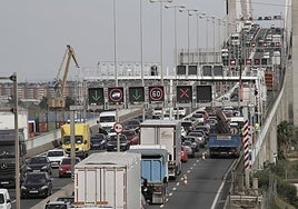 La caída de un motorista en Sevilla provoca más de cinco kilómetros de atascos en la SE-30