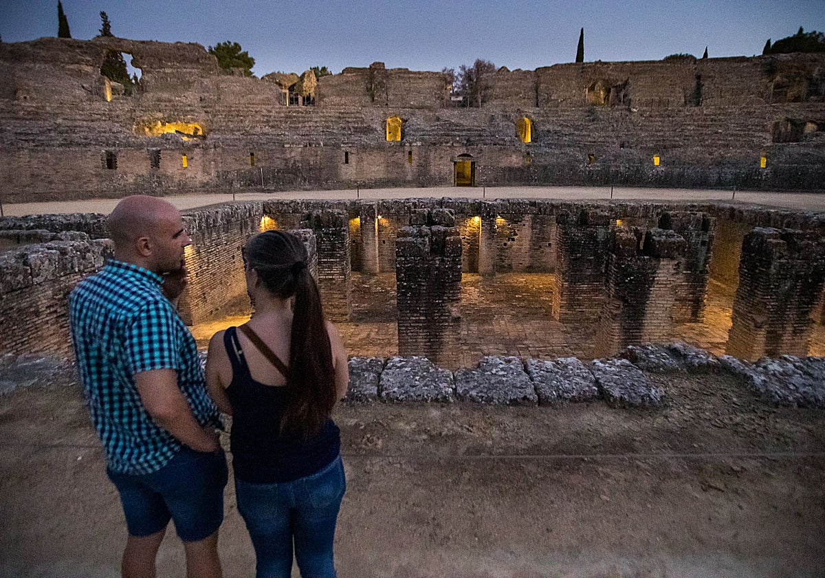 Dos personas en Itálica por la noche