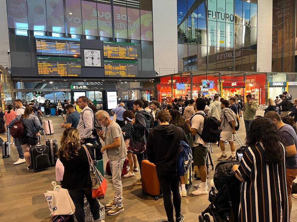 Pasajeros esperando en Santa Justa la reanudación de las líneas
