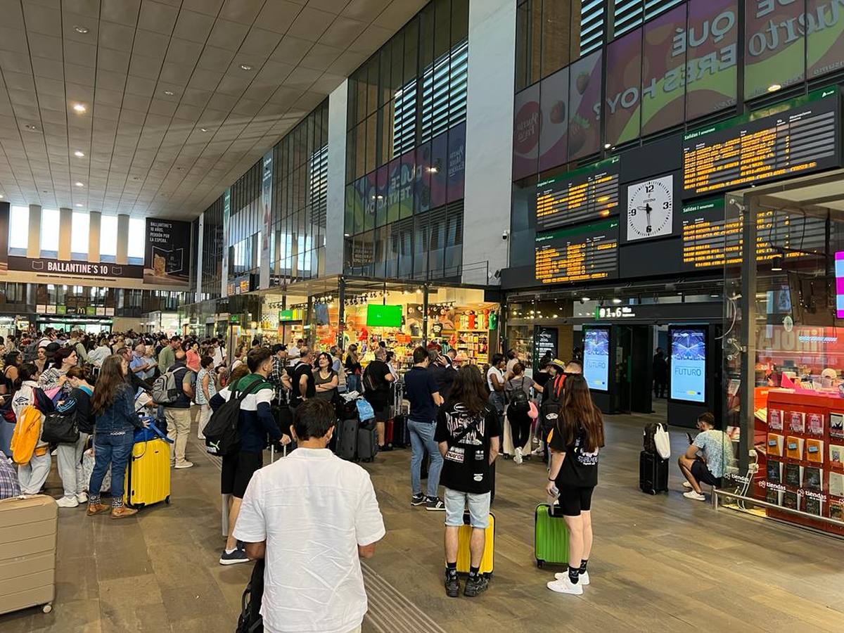 Pasajeros esperando en Santa Justa la reanudación de las líneas