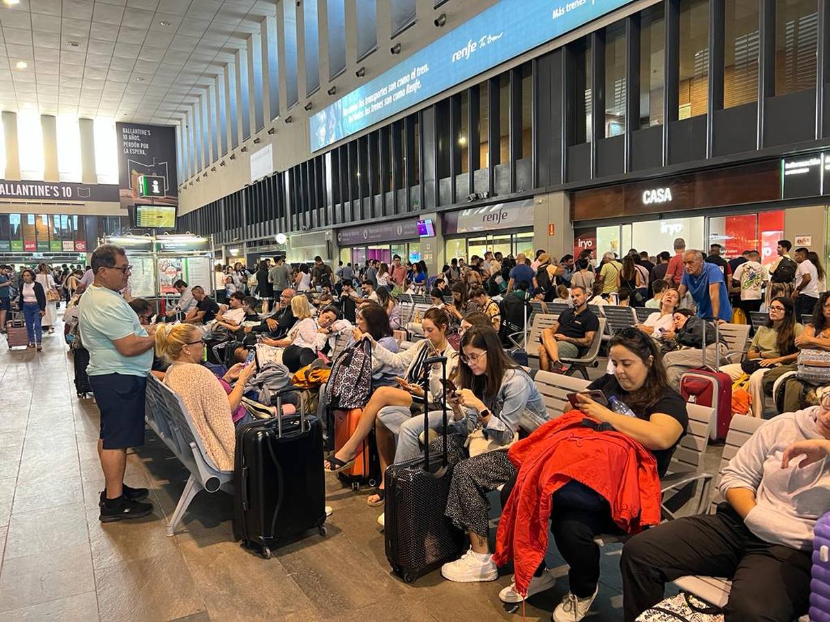Pasajeros esperando en Santa Justa la reanudación de las líneas
